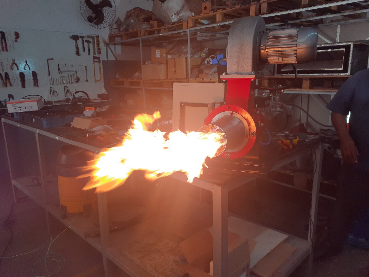 Conheça as principais boas práticas de segurança em sistemas de aquecimento industrial e evite falhas, riscos e acidentes com queimadores industriais.